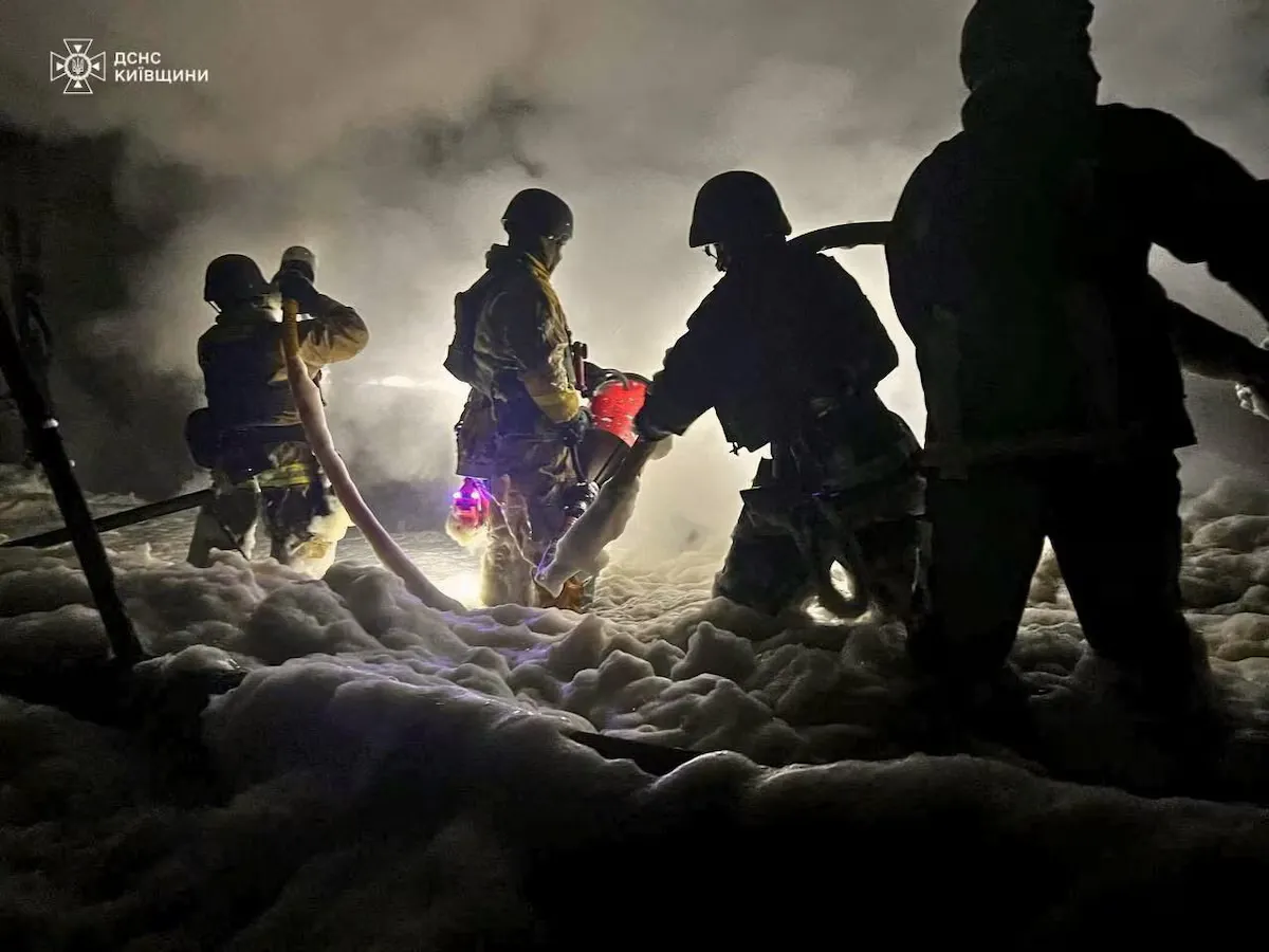 РФ вдарила по теплогенерації під Києвом: локальні відключення світла й газу, ремонт триває